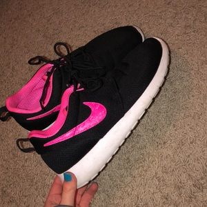 black and pink nike